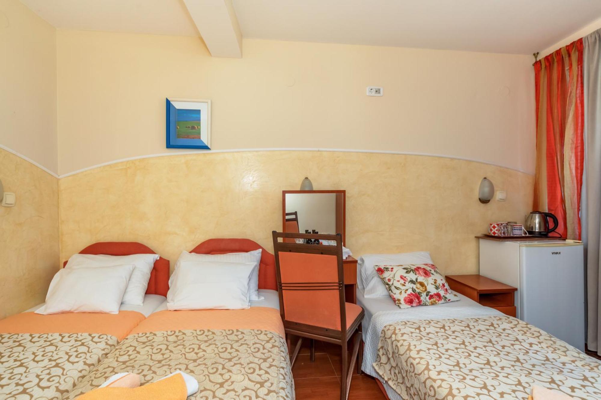 Apartments Pod Lozom With Seaview Petrovac Quarto foto