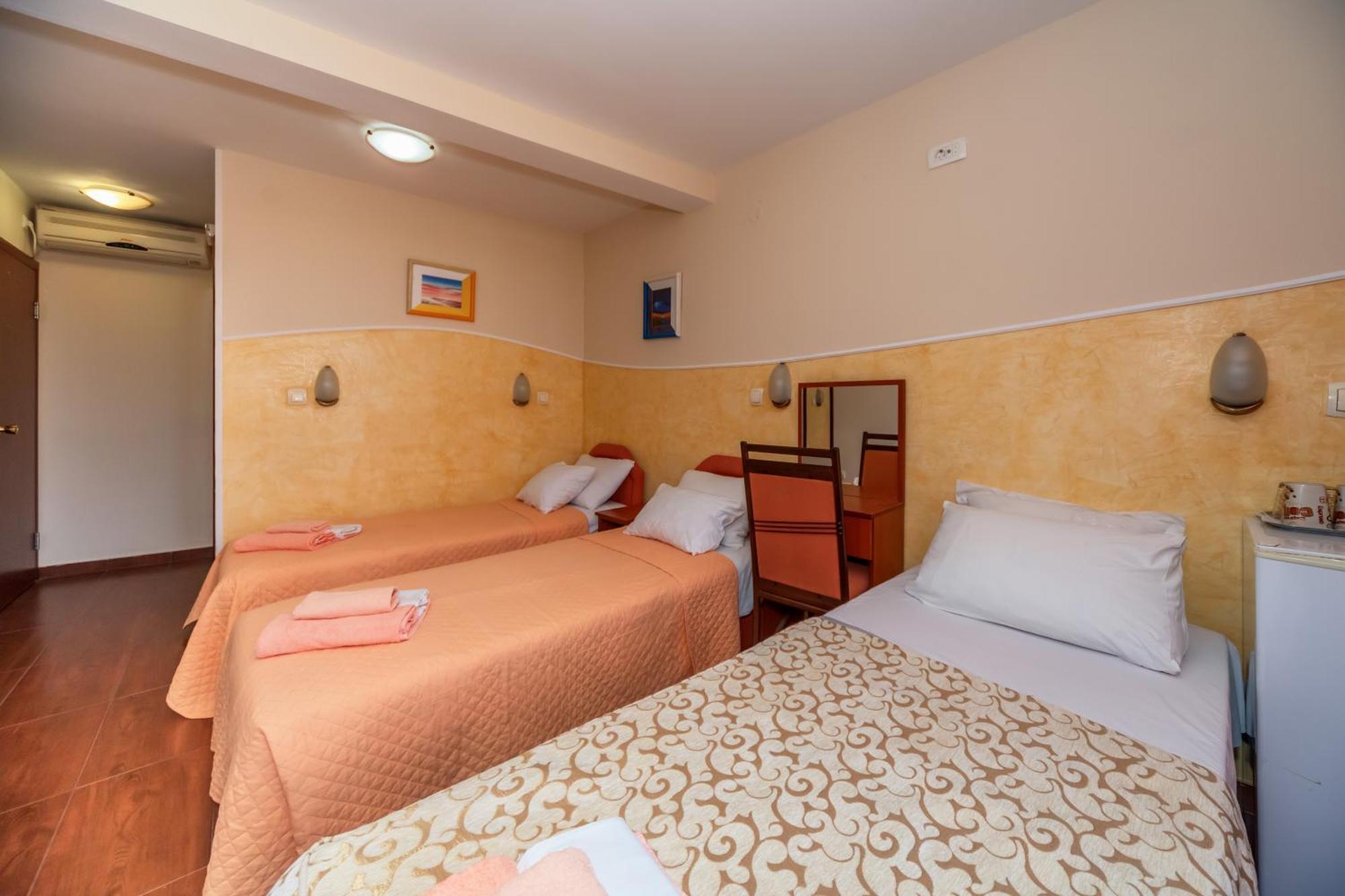 Apartments Pod Lozom With Seaview Petrovac Quarto foto