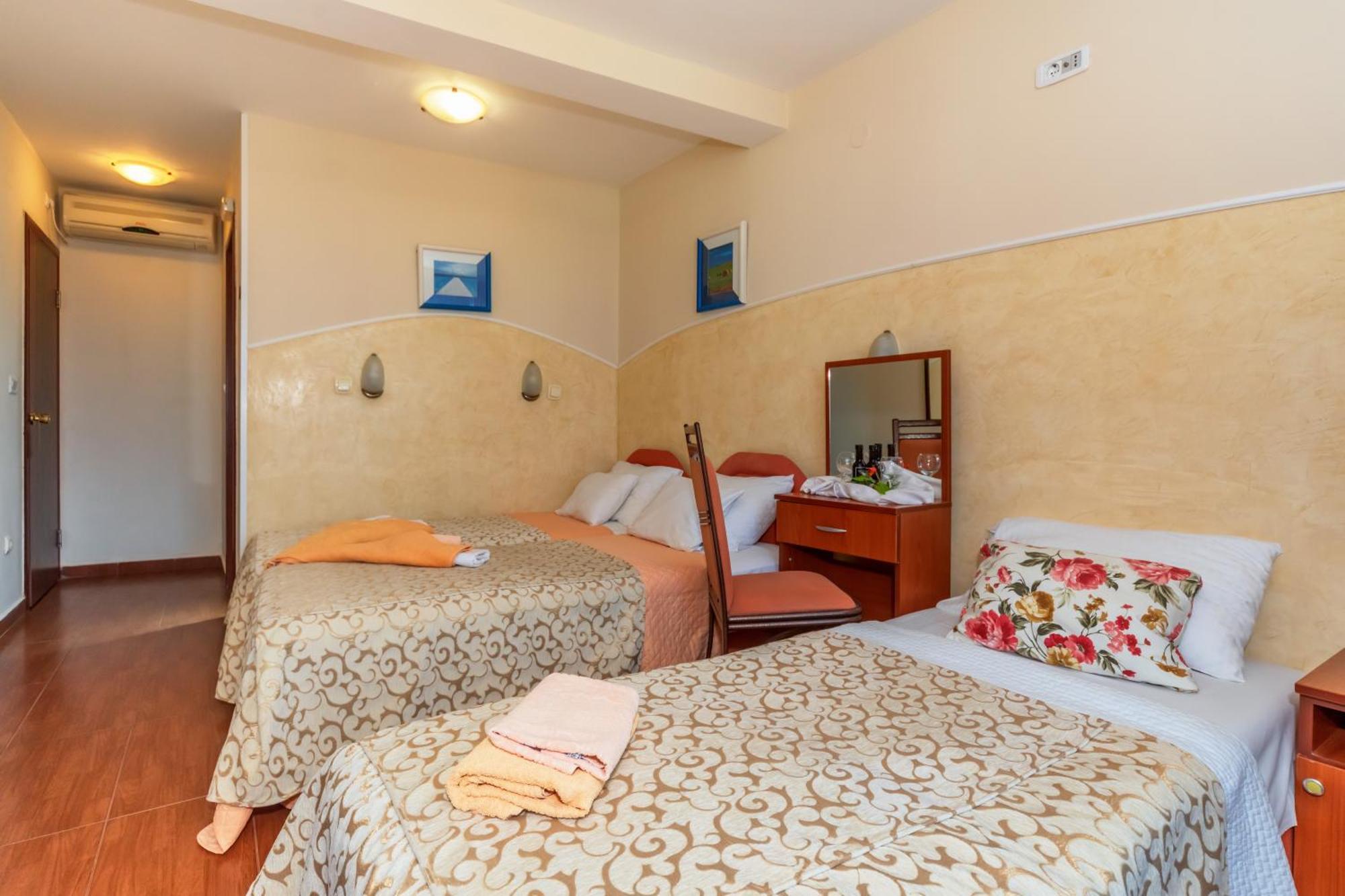 Apartments Pod Lozom With Seaview Petrovac Quarto foto